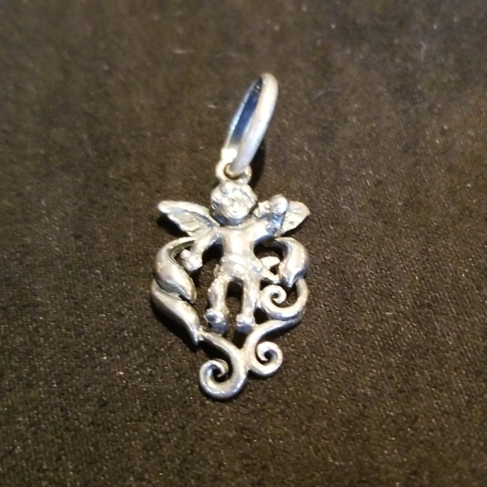 Cherub charm/pendant